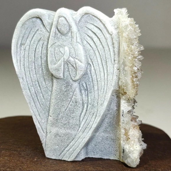 ✨Charged✨ carved Angel quartz cluster - Picture 3 of 4